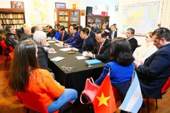 Entretien entre le membre du Bureau politique et président de sa Commission centrale de la sensibilisation et de l’éducation du PCV, Nguyen Trong Nghia et le secrétaire général par intérim du Parti communiste argentin, Jorge Kreyness. Photo: VNA