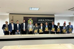 Séance de travail avec Wilson Miranda Lima, gouverneur de l'État d'Amazonas. Photo: VNA