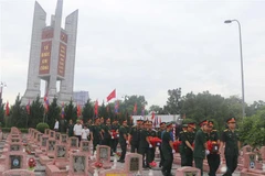 Cérémonie de commémoration et d'inhumation des restes de soldats volontaires et experts vietnamiens tombés au Laos. Photo: VNA