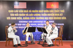 Échange culturel et linguistique entre des marins américain et des étudiants de l'Université de Khanh Hoa. Photo: VNA