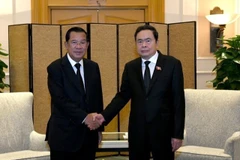 Le président de l'Assemblée nationale vietnamienne Tran Thanh Man (droite) et le président du Sénat du Cambodge, Samdech Techo Hun Sen. Photo: VNA