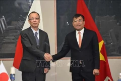 Le vice-ministre des Affaires étrangères, Nguyen Minh Vu (droite), et son homologue japonais, Takehiro Funakoshi. Photo: VNA