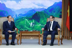 Le Premier ministre Pham Minh Chinh (droite) et l’envoyé spécial du Premier ministre japonais, également ancien Premier ministre japonais, Suga Yoshihide. Photo: VNA