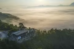 Mer de nuages sur la vallée d'Ang Nua. Photo: VNA