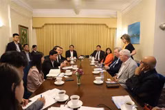 Table ronde sur les potentiels et opportunités de coopération avec Nghe An. Photo: VNA