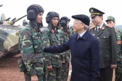 Le secrétaire général Nguyen Phu Trong et des forces militaires et de police 