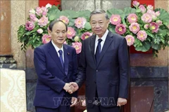 Le président To Lam (droite) et l'envoyé spécial du Premier ministre japonais, également ancien Premier ministre japonais, Suga Yoshihide. Photo: VNA