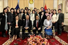 L'ambassadeur du Vietnam en France, Dinh Toan Thang (premier rang, 2e à partir de la gauche) et son homologue lao, Kham-Inh Khitchadeth (premier rang, 3e à partir de la gauche). Photo: VNA