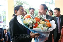 Bounthong Chitmany (gauche), membre du Bureau politique, secrétaire permanent du Secrétariat du PPRL et vice-président du Laos à Hai Phong. Photo: VNA