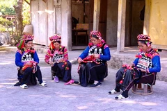 Des femmes Ha Nhi préparent des costumes pour le Têt traditionnel. Photo: VNA