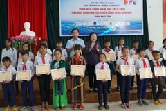 Remise de 110 bourses d'études à des élèves en difficulté à Phu Yen