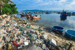 Ouverture d'une exposition de photos sur les déchets plastiques à Hanoï
