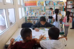 Remise de 500 livres à la bibliothèque de la province de Kampong Speu (Cambodge)