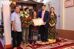 Le premier Vietnamien au Laos à recevoir l'insigne des 70 ans d'adhésion au PCV 