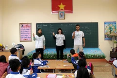 Des volontaires israéliens se joignent à une activité d'enseignement à Lao Cai