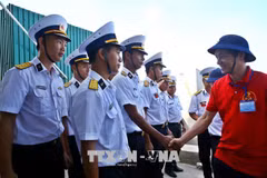 Remise de cadeaux du Têt aux habitants et aux soldats sur l'île de Song Tu Tay