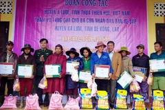 Thua Thien-Hue : des cadeaux offerts à des Laotiens