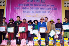 Thua Thien-Hue : des cadeaux offerts à des Laotiens