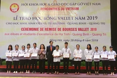 Des élèves et étudiants brillants de la région Centre reçoivent des bourses Vallet