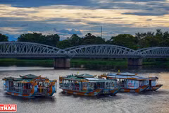Du "ca Hué" en bateau-dragon sur la rivière des Parfums