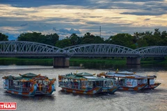 Du "ca Hué" en bateau-dragon sur la rivière des Parfums