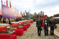 Binh Phuoc : Inhumation des restes de 23 soldats tombés au Cambodge