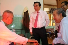 Des dirigeants présentent leurs vœux du Tet à Long An, Vinh Phuc et Kien Giang