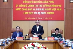 ​ Le PM Nguyen Xuan Phuc travaille avec les dirigeants du ministère de la Défense