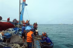 L’escadron 129 de la Marine sauve un bateau de pêche en détresse en mer