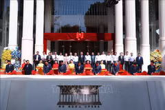 Le PM à la cérémonie d'inauguration du Théâtre Ho Guom à Hanoï