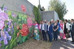 Des fleurs françaises et vietnamiennes sur le mur d'une digue le long de la Seine