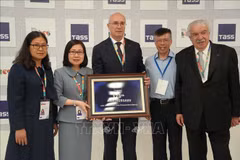 La directrice générale adjointe de la VNA Doan Thi Tuyet Nhung (2e, gauche) offre un souvenir au directeur général de l'agence de presse TASS, Andrey Kondrashov. Photo : VNA