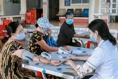Un membre du personnel médical vérifie la tension artérielle des habitants de la province de Long An. (Photo : baolongan.vn)