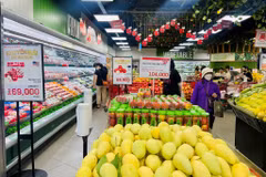 Les clients font leurs achats au supermarché LOTTE Mart. Photo : VNA