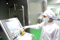 Un travailleur exploite du matériel dans une usine de Traphaco. (Photo : traphaco.com.vn)