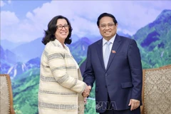 Le Premier ministre Pham Minh Chinh et a vice-présidente de la Banque mondiale Manuela V. Ferro, Photo : VNA