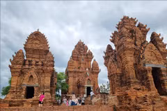 Des touristes visitent le tour Po Klong Garai. Photo : VNA