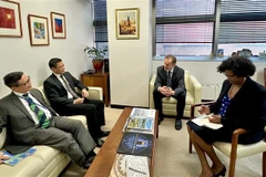 L'ambassadeur Dang Hoang Giang, chef de la mission du Vietnam auprès de l'ONU, lors d'une rencontre avec le directeur de la Division des affaires maritimes et du droit de la mer des Nations Unies. (Photo : VNA)
