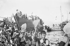 Les habitants du Nord accueillent les fonctionnaires, les soldats et les habitants du Sud au quai de Sam Son, dans la province centrale de Thanh Hoa, conformément aux Accords de Genève du 25 septembre 1954. (Photo d'archives : VNA)