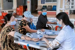 Un membre du personnel médical vérifie la tension artérielle des habitants de la province de Long An. (Photo : baolongan.vn)