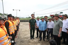 Le secrétaire général du Parti et président de l'État, To Lam (deuxième à partir de la droite), visite une force renforçant un site important de la digue de la rivière Lo dans la commune de Truong Sinh du district de Son Duong, province de Tuyen Quang, le 12 septembre. (Photo : VNA)