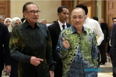 Le Premier ministre malaisien Anwar Ibrahim (à gauche) participe le 27 août à la 25e consultation annuelle bilatérale des dirigeants à Istana Nurul Iman et rencontre le sultan du Brunei, Hassanal Bolkiah. (Photo : bernama.com)