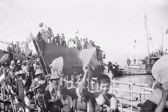Les habitants du Nord accueillent les fonctionnaires, les soldats et les habitants du Sud au quai de Sam Son, dans la province centrale de Thanh Hoa, conformément aux Accords de Genève du 25 septembre 1954. (Photo d'archives : VNA)