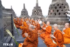 Des moines prient au sommet du temple de Borobudur à Magelang, dans le centre de Java. (Photo : VNA)