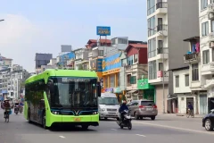 Hanoï déploye davantage de lignes de bus électriques pour réduire les émissions de gaz à effet de serre dans l'environnement. Photo . VNA