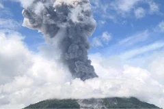 Le mont Ibu, situé sur l'île de Halmahera dans la province des Moluques du Nord, entre en éruption à 11h11 (heure locale) le 8 mai. (Photo : AFP)