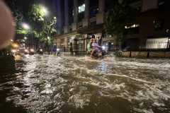 De fortes pluies prolongées provoquent des inondations dans la rue Tong Dan, dans l'arrondissement de Hoan Kiem à Hanoï. (Photo : VNA)