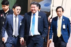 Le vice-Premier ministre et ministre du Commerce de Thaïlande, Phumtham, au centre, a déclaré que le ministère avait été chargé par le Premier ministre de présenter le plan de relance économique de trois mois, du 20 août au 20 novembre. (Photo : bangkokpost.com)