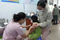 Le Programme élargi de vaccination est considéré comme l’un des programmes de soins de santé publique et de protection les plus efficaces actuellement au Vietnam. Photo . VNA
