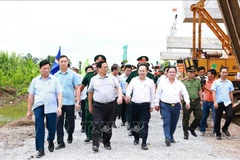 Le Premier ministre Pham Minh Chinh inspecte l'avancement de l'autoroute Châu Dôc-Cân Tho-Soc Trang. Photo : VNA